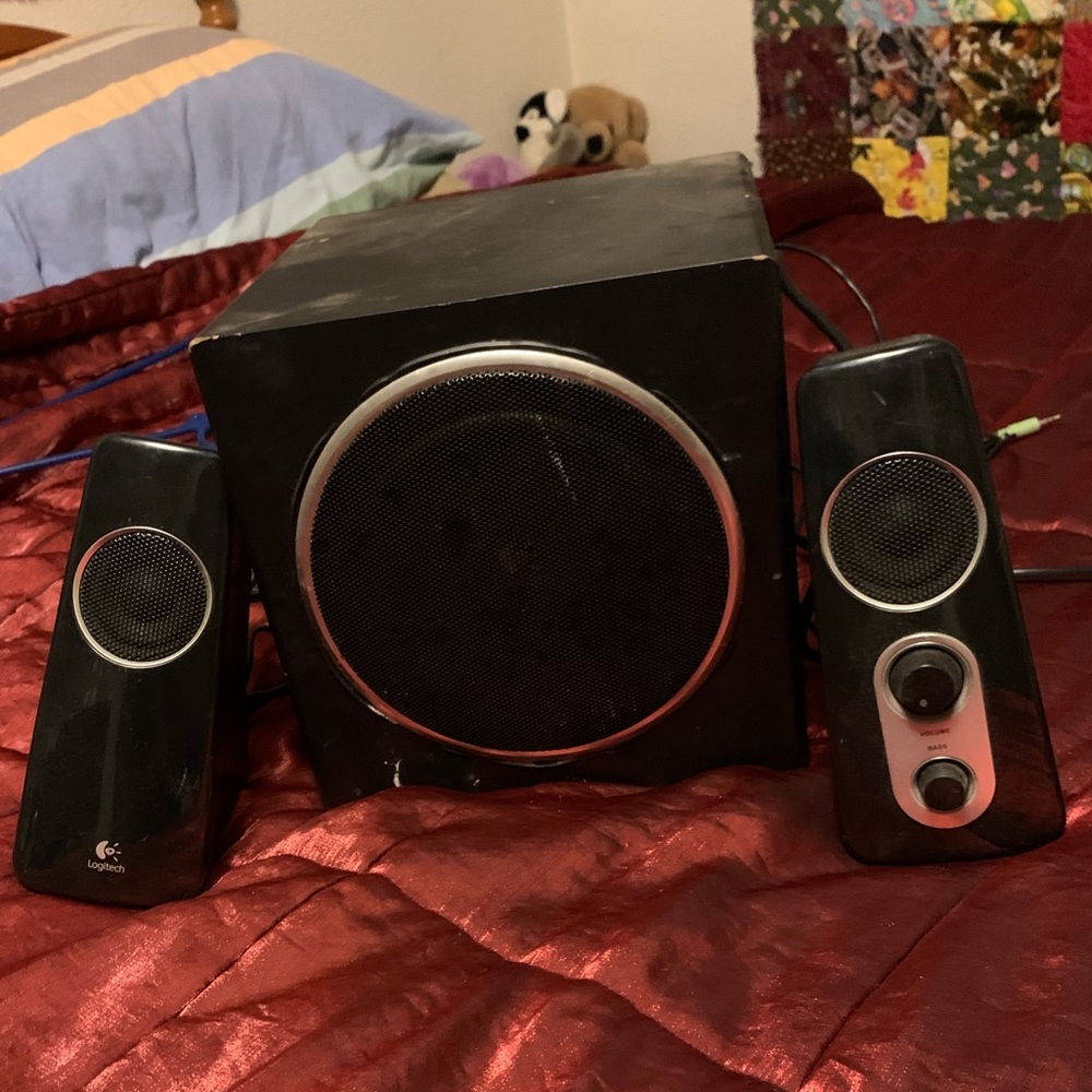 Logitech 3 piece speakers set EUC